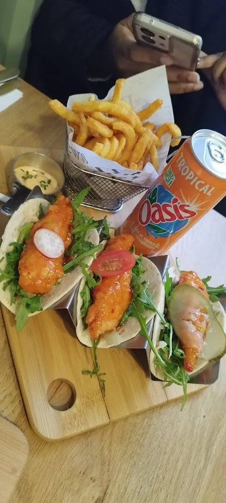 Fajibelo Trio de Tacos Au Poulet Croustillant Crudités Accompa de Frites Et d'un Soda Gné